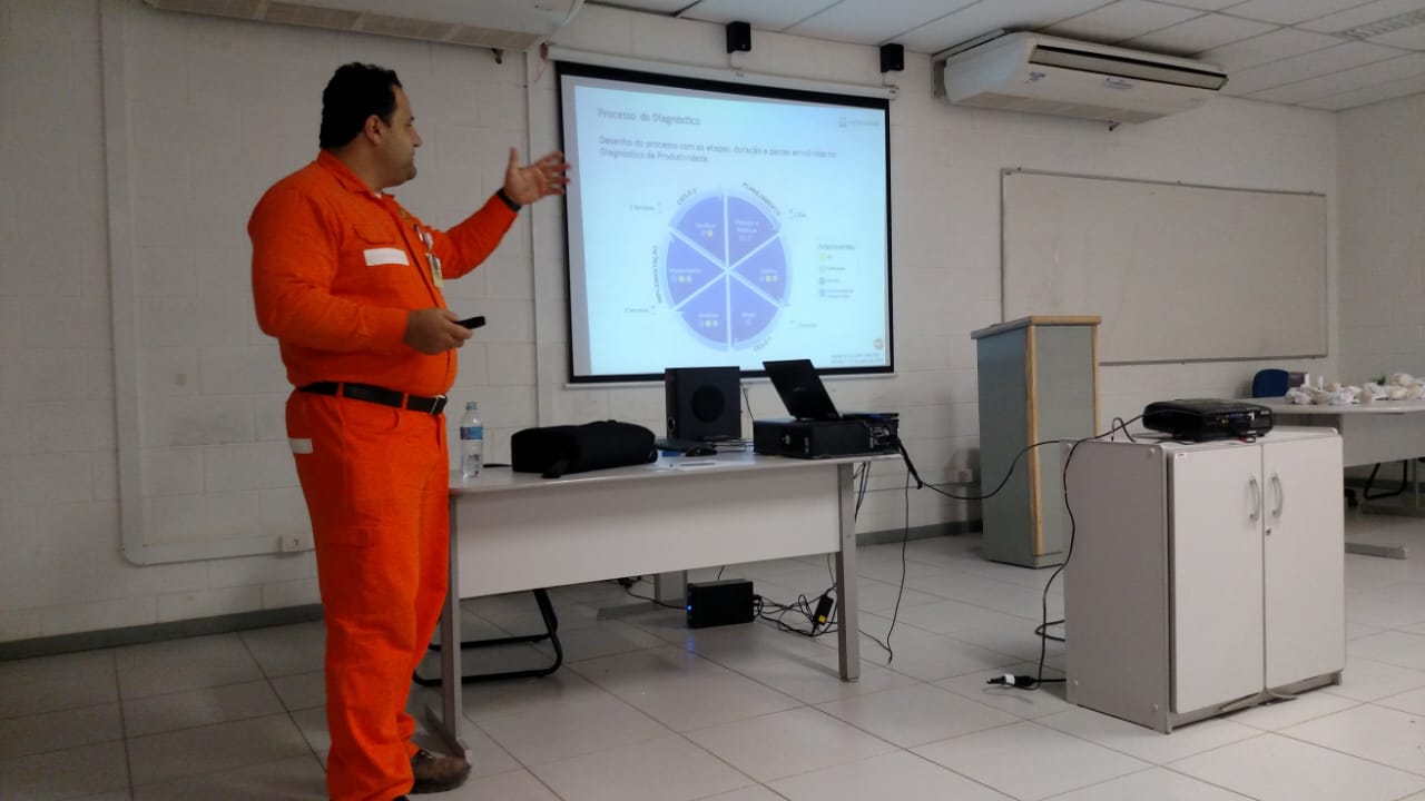 Marcelo realizando uma apresentação profissional na Petrobras